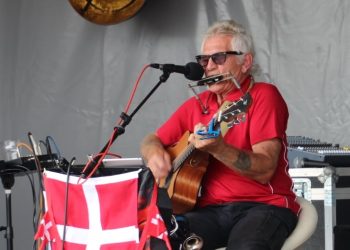 Chris Borup med guitaren på scenen ved Musik Over Trappen foran Hirtshals Kro i 2021. Foto: Arkiv.
