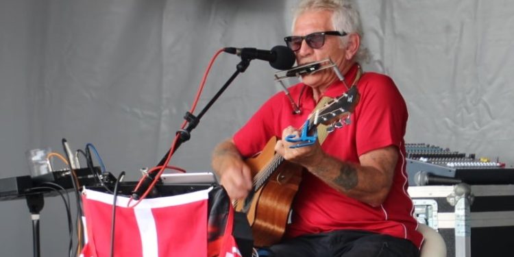 Chris Borup med guitaren på scenen ved Musik Over Trappen foran Hirtshals Kro i 2021. Foto: Arkiv.