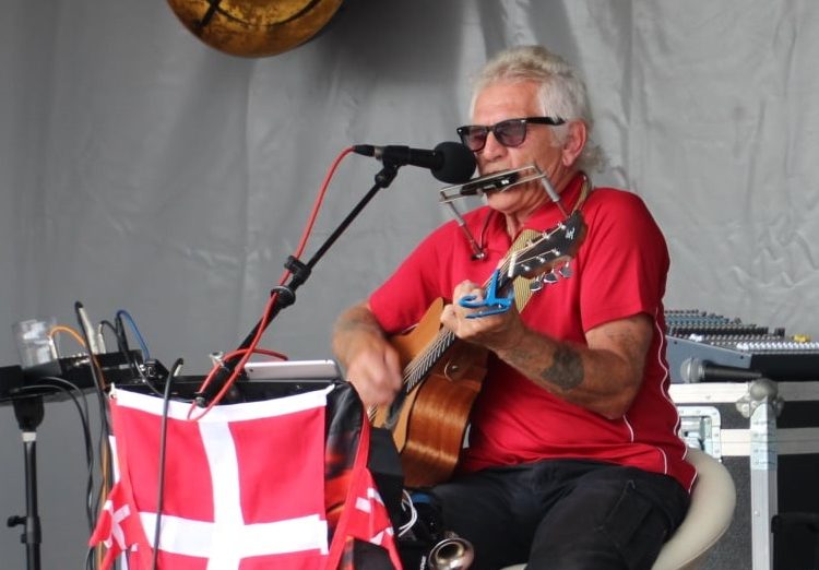 Chris Borup med guitaren på scenen ved Musik Over Trappen foran Hirtshals Kro i 2021. Foto: Arkiv.