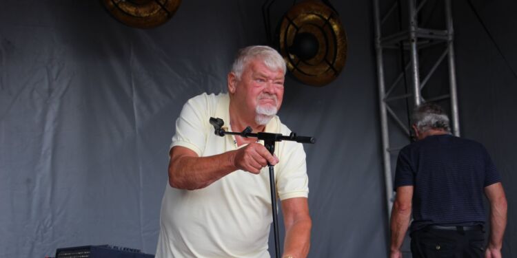 Farmands Bjarne på scenen hos Hirtshals Kro. Den 14. maj er det i Den Svensk Sømandskirke. Foto: Arkiv.