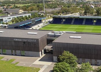Stadion i Hjørring er en del af kulissen i serien på DR 3.