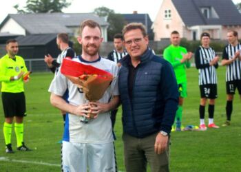 Jesper Vandsted havde blomster til 100 kamps jubilaren Anders Knudsen.