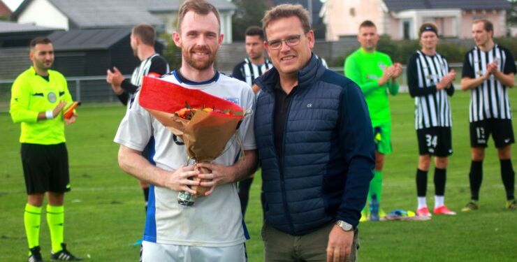 Jesper Vandsted havde blomster til 100 kamps jubilaren Anders Knudsen.