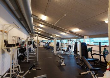 Motionscenteret ligger i stueetagen i Hirtshals Idrætscenter.