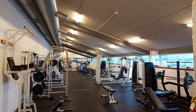 Motionscenteret ligger i stueetagen i Hirtshals Idrætscenter.