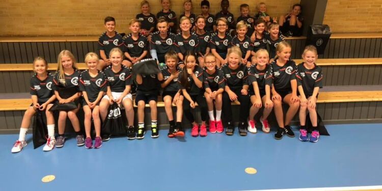 Glade lokale børn til håndboldskole længe før coronakrisen. Foto: Arkiv.