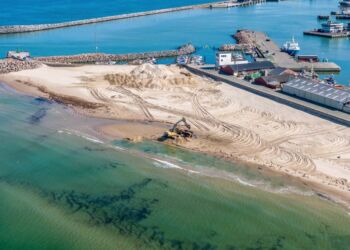 Sand til kystsikring hentes ved Hirtshals Havn. Foto (arkiv): Henning Larsen.