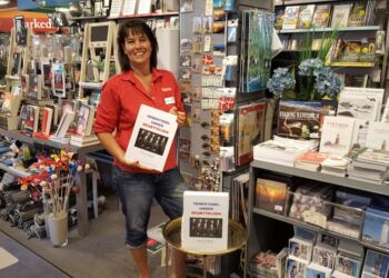 Henriette fra Bog & idé i Hirtshals med et eksemplar af "Vendsyssel under besættelsen".
