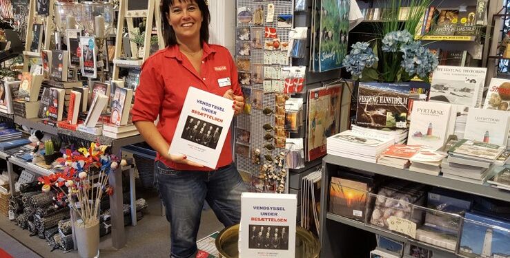 Henriette fra Bog & idé i Hirtshals med et eksemplar af "Vendsyssel under besættelsen".