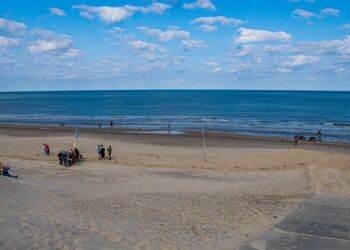 Fra eventen Hop i havet på Husmoderstranden. Foto: Elling.