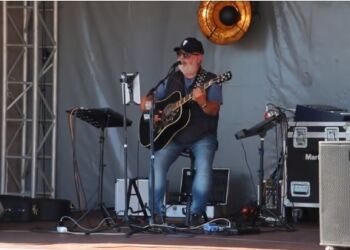 Per Kasten ved en koncert foran Hirtshals Kro. Foto: Arkiv.