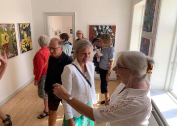 Kunstner Ninne Nielsen i snak med turistchef Laila Zielke i Assistentboligen ved Hirtshals Fyr. Foto (arkiv): Niels Skipper.