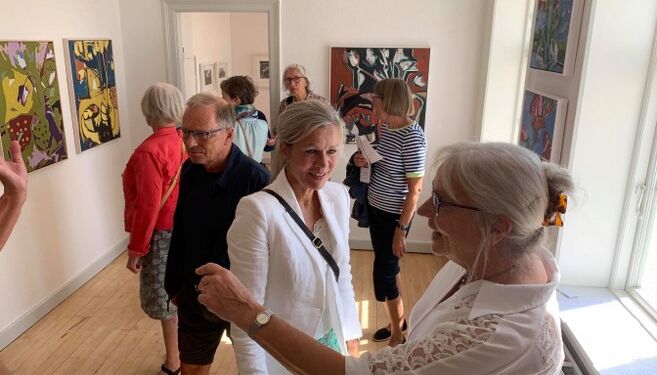 Kunstner Ninne Nielsen i snak med turistchef Laila Zielke i Assistentboligen ved Hirtshals Fyr. Foto (arkiv): Niels Skipper.