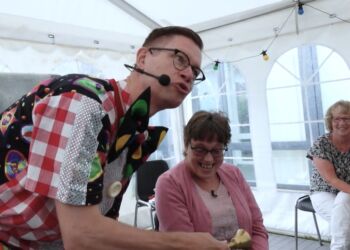 Den 1. august er det Inger Marie Thøgersens fødselsdag, og i år bød dagen både på lagkage og klovnebesøg. Foto: Tor Løkken.