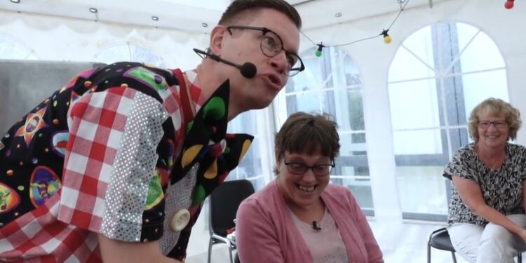 Den 1. august er det Inger Marie Thøgersens fødselsdag, og i år bød dagen både på lagkage og klovnebesøg. Foto: Tor Løkken.