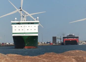 Mistral afsejler Hirtshals Havn. Fragtskibet afløses snart af Glyvurnes. Foto: Preben Andersen.