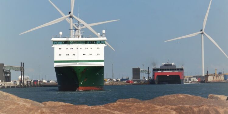 Mistral afsejler Hirtshals Havn. Fragtskibet afløses snart af Glyvurnes. Foto: Preben Andersen.