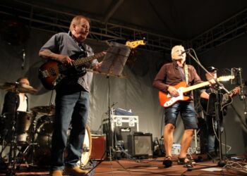 Her ses Windy Mose, Brian Bruun og Chris Borup i godt selskab med Per Kasten ved en tidligere koncert på parkeringspladsen hos Hotel Hirtshals. Foto: Arkiv.