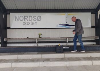 Formand Tommy Høj Tommy Høj fra Hirtshals Handel & Erhverv under opsætningen af et nye banner for NordsøPosten på Schlie Arena. Foto (arkiv): Niels Skipper.