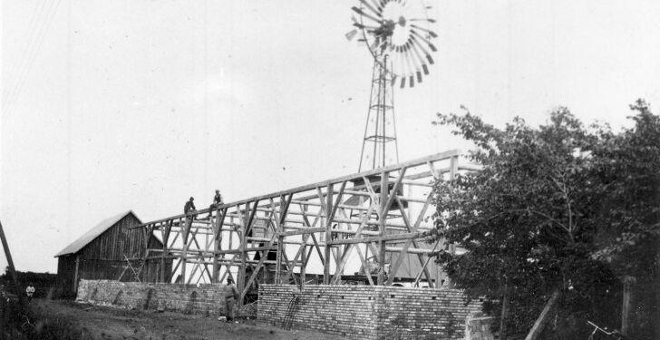 Opførelse af ny lade ved Hans Papes ejendom ”Øster Brønderup”, ca. 1900. Foto: VHM.