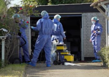 Politiets teknikere på matriklen i Hirtshals. Foto: TV2 Nord.