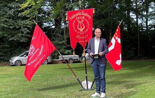 Fødevareminister Rasmus Prehn på ølkassen, da de lokale socialdemokrater fejrede jubilæet i Christiansgave. Foto: Arkiv.