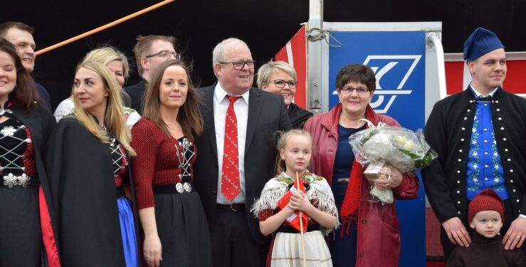 Familien samlet omkring Gullak Madsen. Foto: Arkiv.