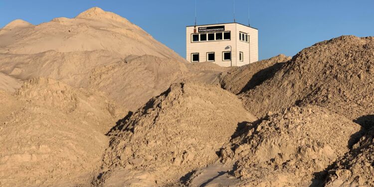 Sand til kystsikring indsamles her ved Hirtshals Havn. Foto (arkiv): Niels Skipper.
