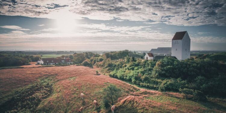 Vennebjerg Kirke. Foto: Arturs Pirazkov.