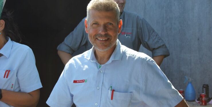 Købmand René Ejstrup Larsen varmer igen op til sommerfest hos Spar på Margrethevej i Hirtshals. Foto: Arkiv.