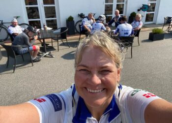 Konfirmanden Oliver Ditlev Nielsen ses her med den sorte cykelhjelm til venstre bag selfiefotografen Sandy Karoline Frederiksen.