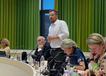 Tidligere udvalgsformand Thomas Klimek (A) stående mellem partifællerne Peter Duetoft og Laila Zielke. Foto: Carsten Andersen.