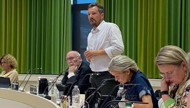 Tidligere udvalgsformand Thomas Klimek (A) stående mellem partifællerne Peter Duetoft og Laila Zielke. Foto: Carsten Andersen.