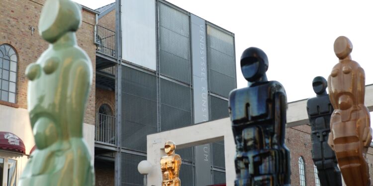 Vendsyssel Kunstmuseum set fra P. Nørkjærs Plads. Foto: VKM.