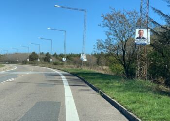 Ved valget i 2017 var der ikke mange ledige lygtepæle på Halvejen i Hirtshals. Foto: Arkiv.