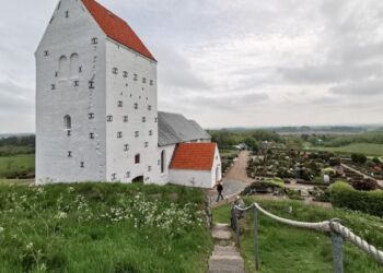 Vennebjerg Kirke ligger smukt placeret sydøst for Lønstrup. Foto: Arkiv.