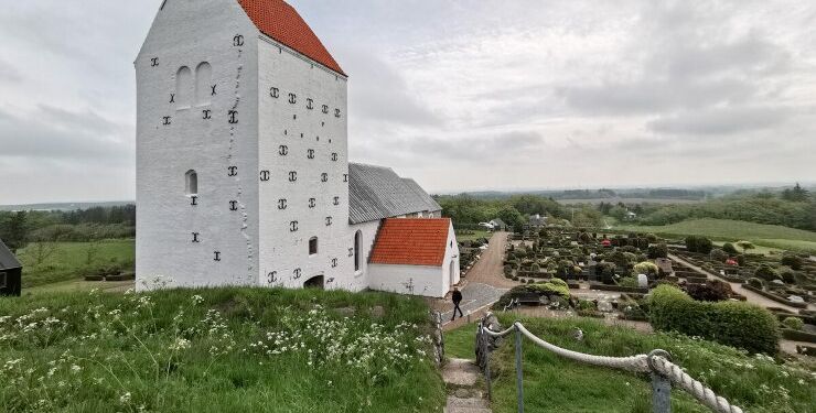 Vennebjerg Kirke ligger smukt placeret sydøst for Lønstrup. Foto: Arkiv.