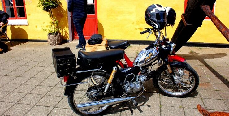 Knallerter foran Hirtshals Kro under Veterantræf. Foto: Arkiv.