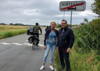 Laila Zielke (S) og Michael Engbjerg (V) ved byskiltet, hvortil stien planlægges anlagt efter ekspropriering af areal ud for Fyrklit ved Kystvejen i Hirtshals. Foto: Arkiv.