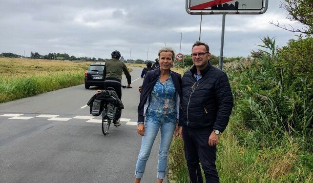 Laila Zielke (S) og Michael Engbjerg (V) ved byskiltet, hvortil stien planlægges anlagt efter ekspropriering af areal ud for Fyrklit ved Kystvejen i Hirtshals. Foto: Arkiv.