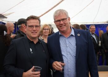 Jesper Vandsted, formand i Hirtshals Boldklub, sammen med borgmester Arne Boelt. Mellem dem ses afdelingsdirektør Trine Birgit Jensen fra Spar Nord.