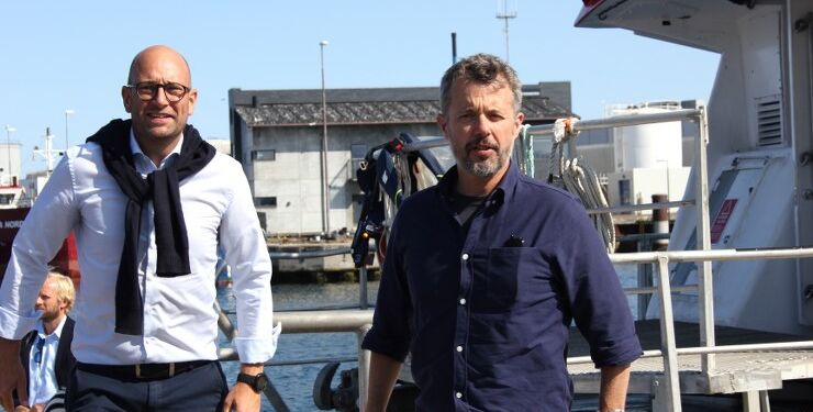 Fiskeriminister Rasmus Prehn i selskab med Kronprins Frederik på kajen i Skagen. Foto: Kasper Nielsen/NordsøPosten.