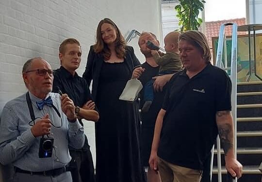 Camila K. Andersen og Thomas Topholt, der her ses bagerst, var som indehavere af restauranten Topholt & Andersen tilstede og leverede lækker tapas ved rundvisningen på Vendelbohus.