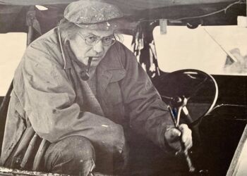 Mappen fra min barndom indeholdt blandt andet dette store fotografi af Poul Ekelund siddende i sin Jeep ved Varbro Å udenfor Tornby. Foto: Niels Skipper.