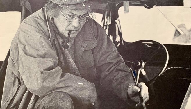 Mappen fra min barndom indeholdt blandt andet dette store fotografi af Poul Ekelund siddende i sin Jeep ved Varbro Å udenfor Tornby. Foto: Niels Skipper.