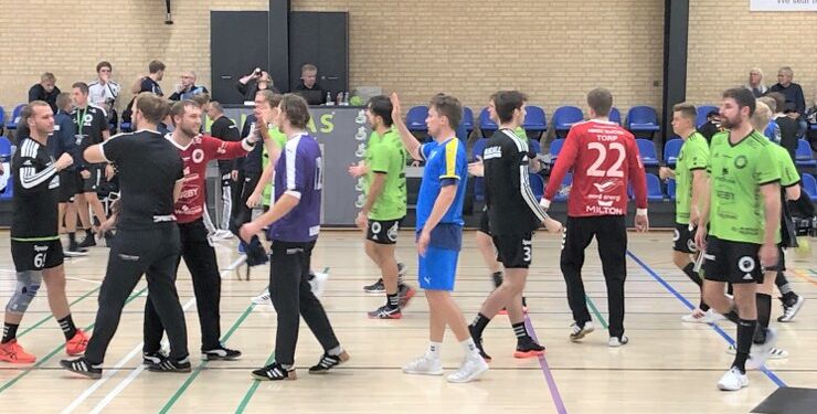 Tak for kampen efter Skovbakkens sejr i Vrå. I midten i blå bluse med gult ærme kampens oplevelse, Christian Meklenborg.