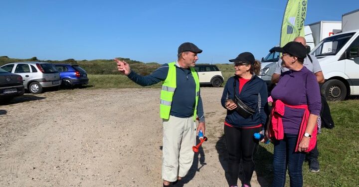 Jesper Holmelund udstikker under en tidligere udgave af Folkevandringen Vendsyssel kursen fra Tornby mod Hirtshals. Foto: Arkiv.