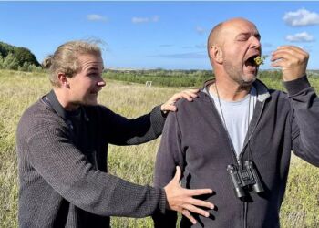 Bjarne Urth har knap så meget respekt for naturen som sin søn Gustav. Se, om det lykkes for 'Gulle' at lære sin far, hvor smuk den nordjyske natur er - i TV2 Nords nye serie. Privatfoto.