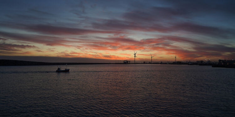 Herlig morgenstund ved Hirtshals Havn. Foto: Arturs Pirazkov.