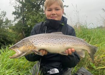 Mikkel med den flotte havørred. Foto: Privat.
